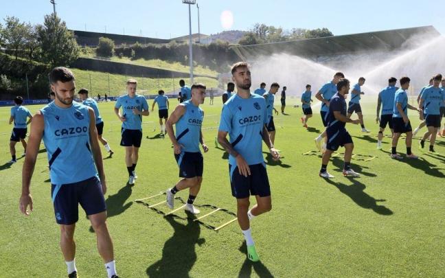 Ander Barrenetxea, entre Merino y Brais, en un momento del entrenamiento de esta tarde en Zubieta