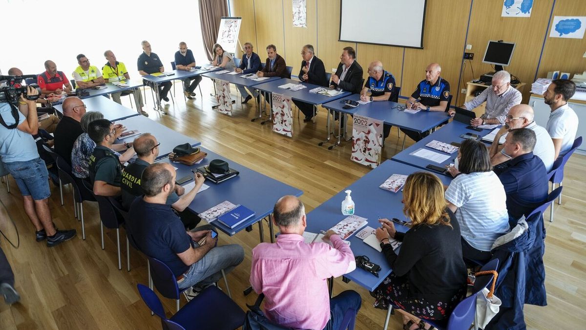 Reunión de la Junta Local de Protección Civil sobre San Fermín, presidida por el alcalde Maya.