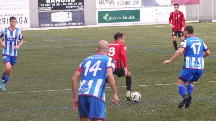 Arzuaga, del Arenas, conduce el balón ante la presión de Garbayo.