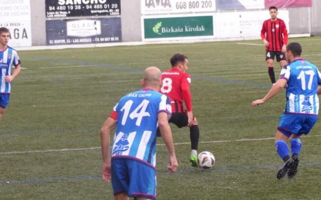 Arzuaga, del Arenas, conduce el balón ante la presión de Garbayo.