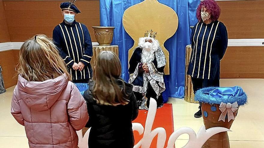 Dos niñas hablando con Melchor el año pasado.