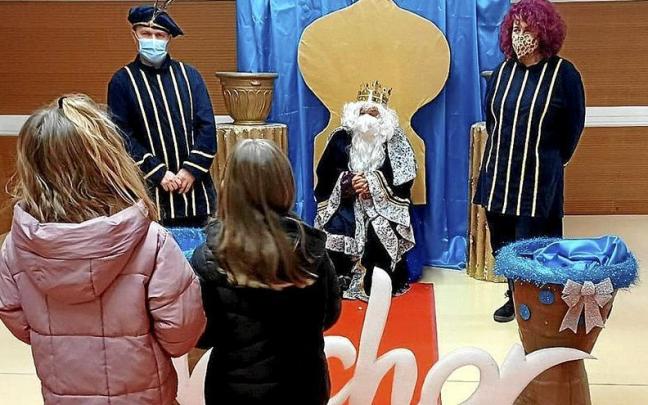 Dos niñas hablando con Melchor el año pasado.