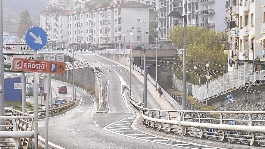 Alrededores de la estación de Amaña, en Eibar, en 2012, antes de la remodelación; una zona que hoy en día tiene una estación soterrada y un área peatonal encima. | FOTO: N.G.