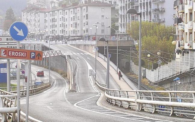 Alrededores de la estación de Amaña, en Eibar, en 2012, antes de la remodelación; una zona que hoy en día tiene una estación soterrada y un área peatonal encima. | FOTO: N.G. Alrededores de la estación de Amaña, en Eibar, en 2012, antes de la remodelación; una zona que hoy en día tiene una estación soterrada y un área peatonal encima. | FOTO: N.G.
