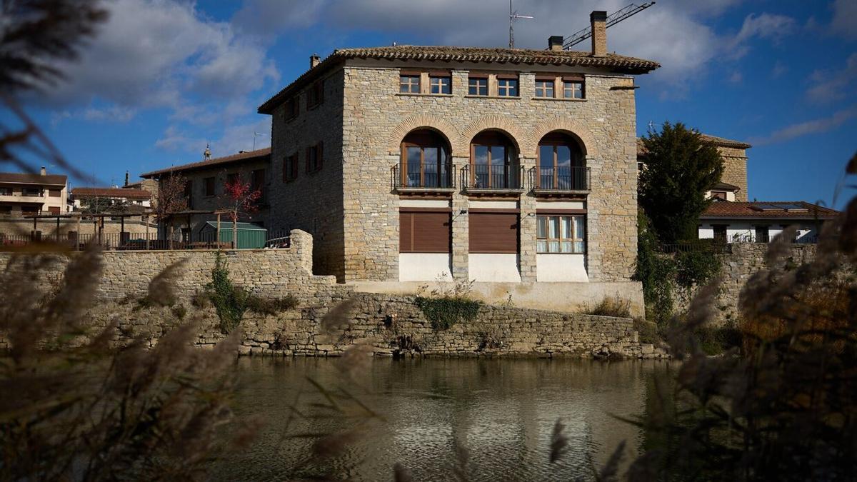Casa Atostarra se levanta sobre el río Arakil en Ibero, concejo de la Cendea de Olza.