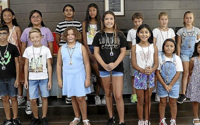 Almudena Moya, quinta por la izquierda, salió elegida alcaldesa de la Corporación Txiki.