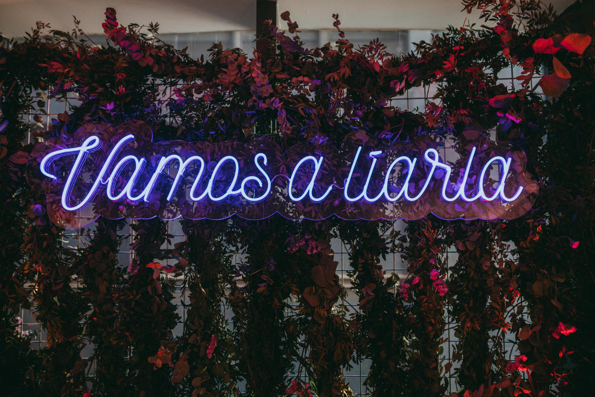 Letrero con luces de neón.