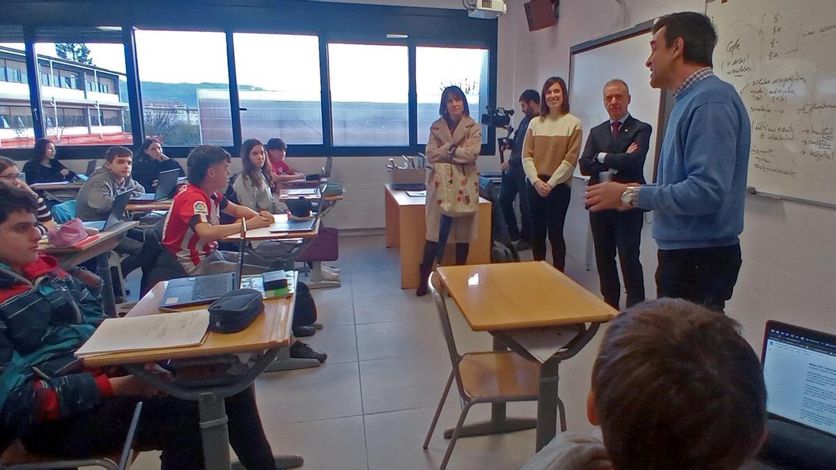 El lehendakari, Iñigo Urkullu, durante la visita ayer a las nuevas instalaciones del centro.