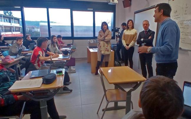 El lehendakari, Iñigo Urkullu, durante la visita ayer a las nuevas instalaciones del centro.
