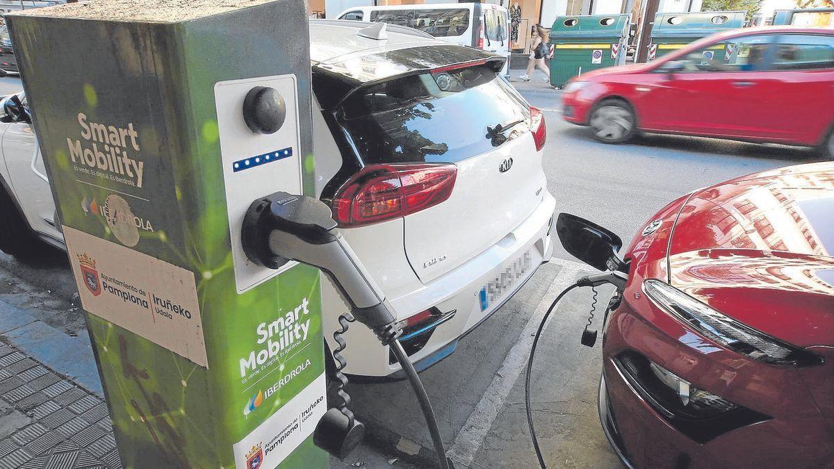 Un coche eléctrico usa un punto de recarga en Pamplona.