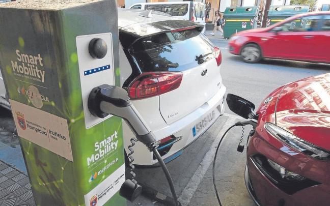 Un coche eléctrico usa un punto de recarga en Pamplona. Un coche eléctrico usa un punto de recarga en Pamplona.