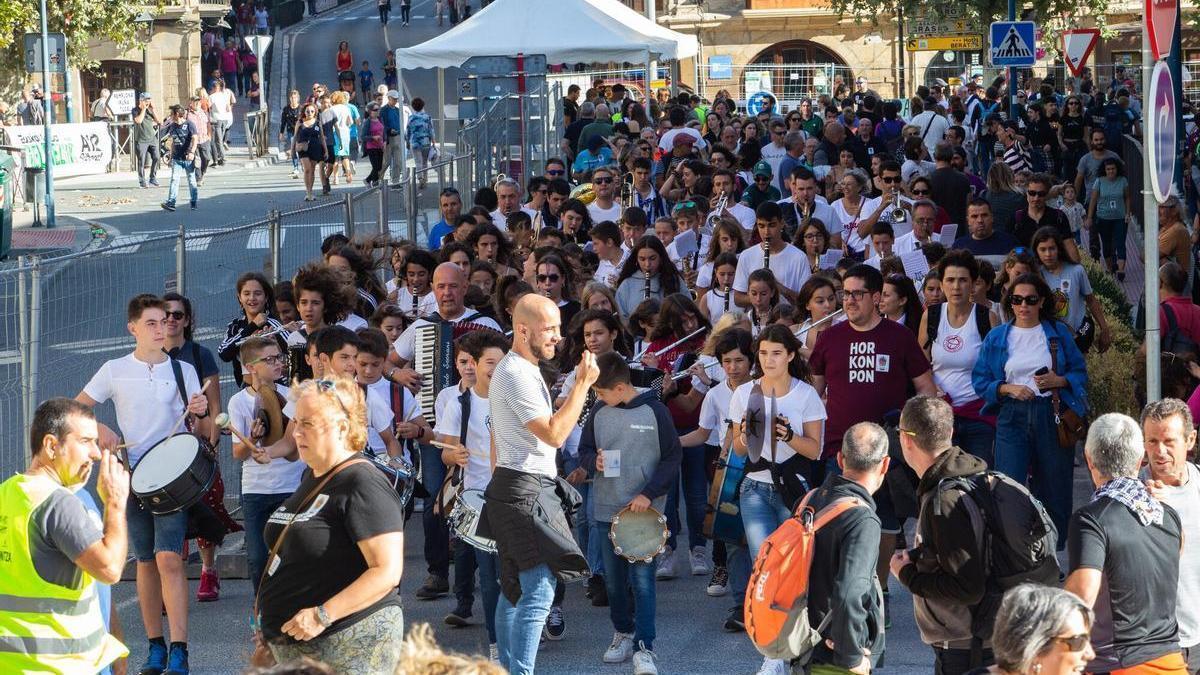 Las calles de Tafalla, repletas de gente con motivo del Nafarroa Oinez.