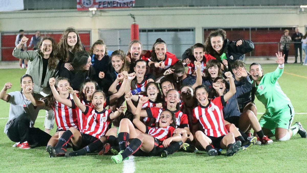 Las jugadoras del Athletic C celebran su primera victoria liguera