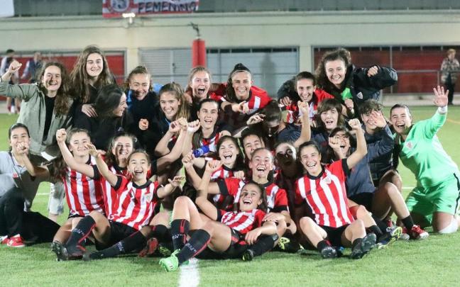 Las jugadoras del Athletic C celebran su primera victoria liguera