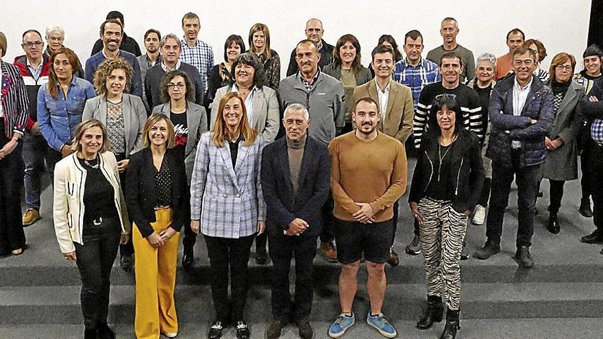 Foto de familia de representantes de empresas, instituciones y agentes sociales, una vez finalizado el foro.