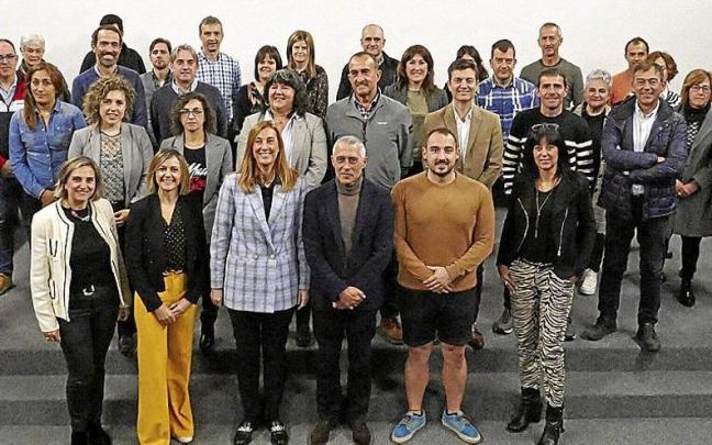 Foto de familia de representantes de empresas, instituciones y agentes sociales, una vez finalizado el foro.