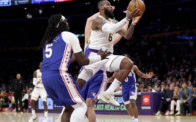LeBron james penetra a canasta en el duelo ante los Sixers.