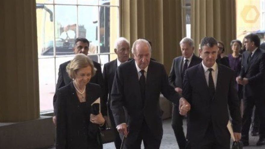 El rey emérito a su llegada a la recepción de Buckingham Palace con claro problemas de movilidad.