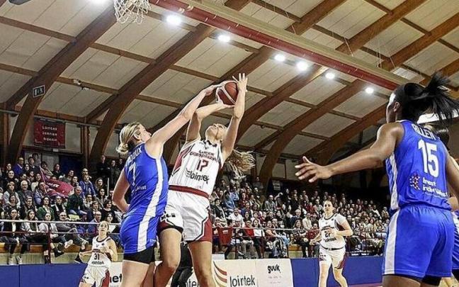 Gaby Meskonyte trata de anotar bajo el aro del Gorzow.