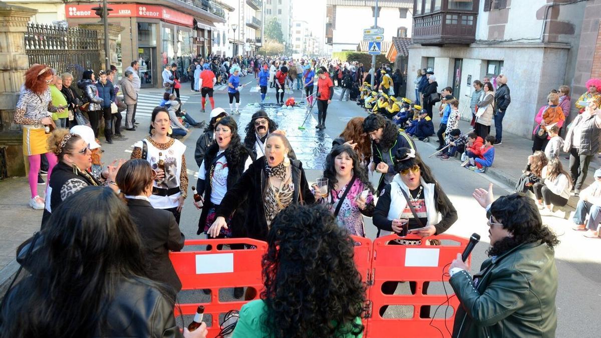 El concierto de Camela congregó a muchas fans incondicionales.