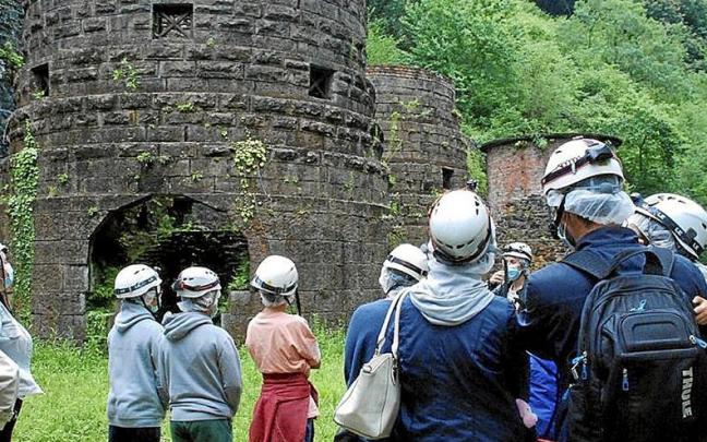 Una visita guiada a los hornos de Irugurutzeta. | FOTO: N.G.