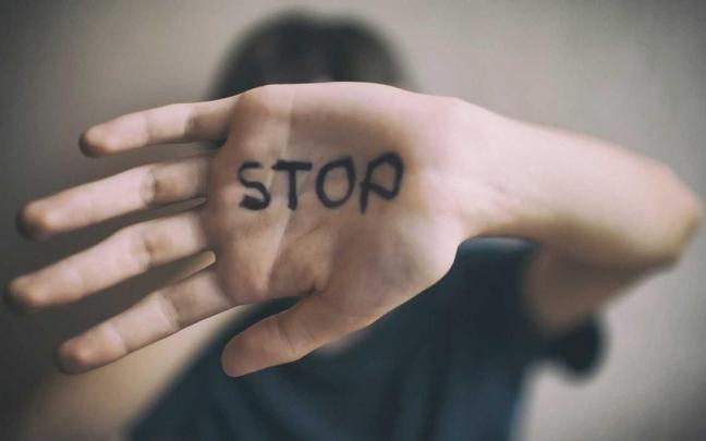 Una niña se protege en una simulación de una agresión.