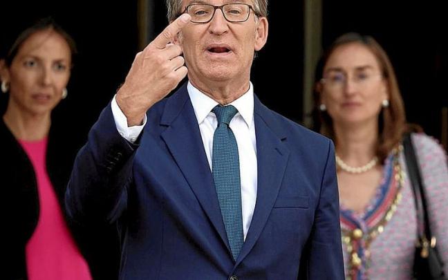 Alberto N&uacute;&ntilde;ez Feij&oacute;o saluda a su llegada al acto en el Tribunal Supremo. | FOTO: E. PRESS