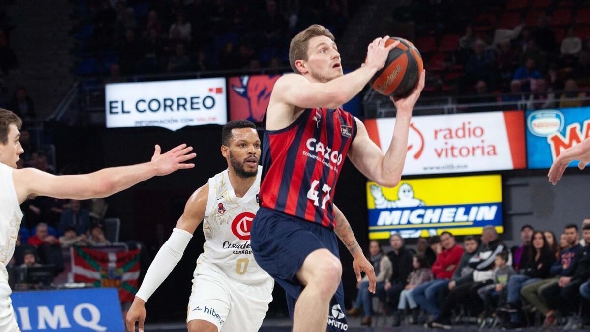 Kurucs penetra a canasta ante Wright