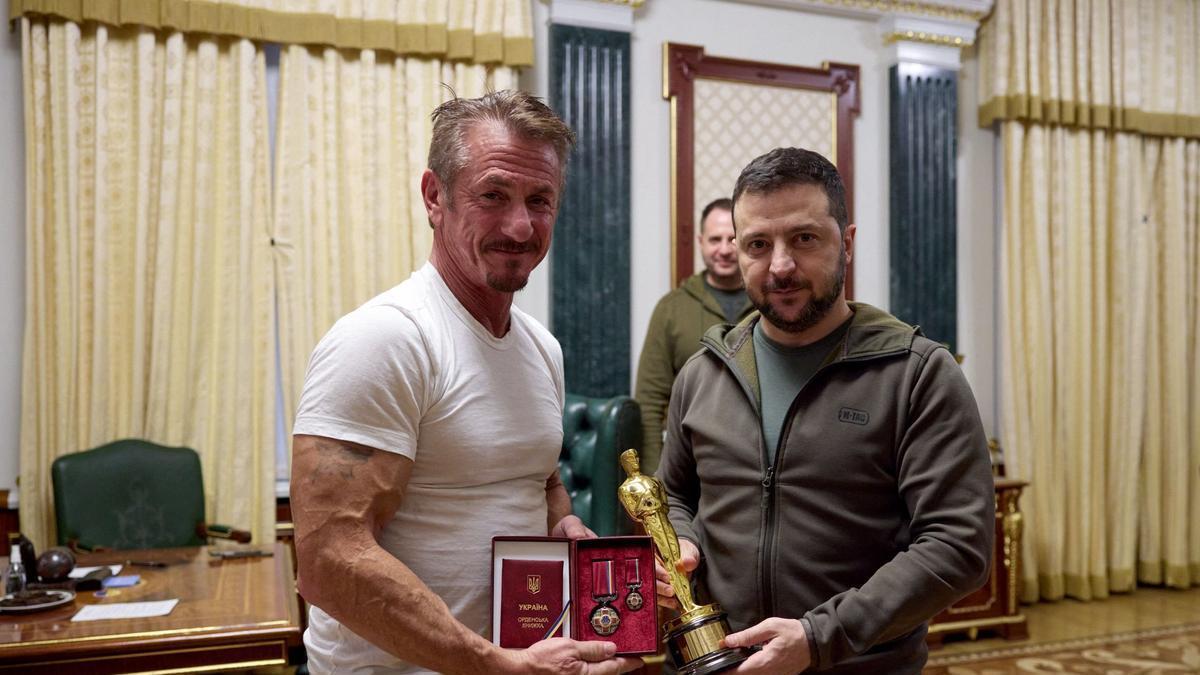 El acto, Sean Penn, se ha reunido con el presidente de Ucrania, Volodomir Zelenski.