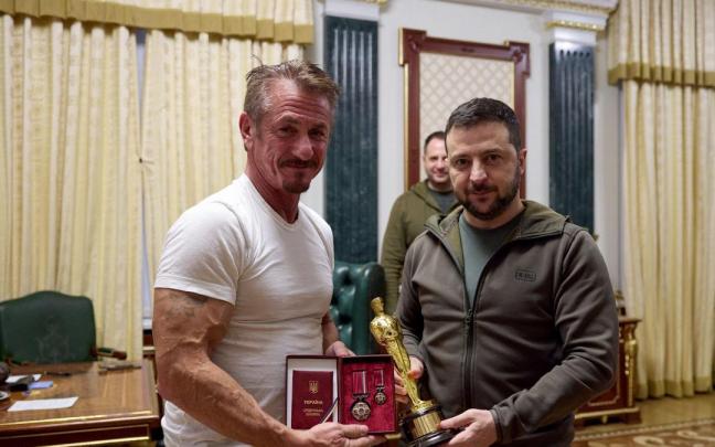 El acto, Sean Penn, se ha reunido con el presidente de Ucrania, Volodomir Zelenski.