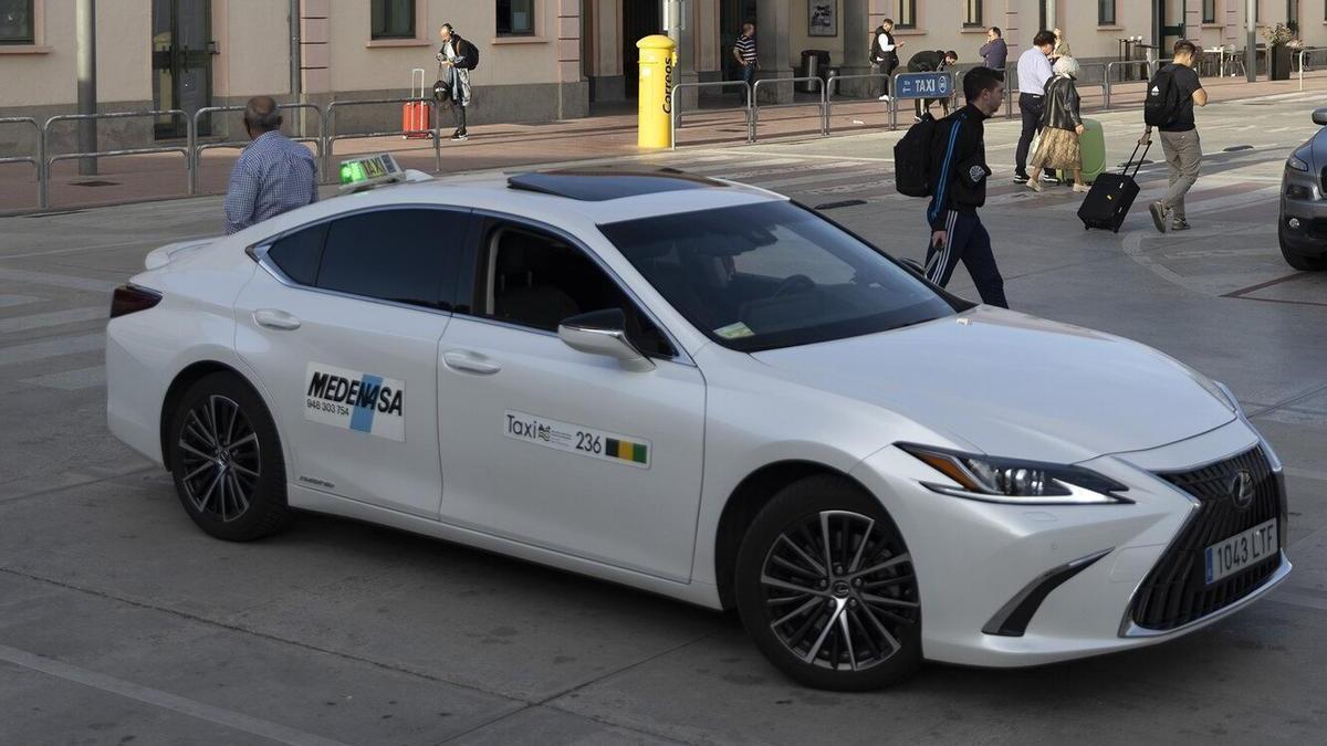 Un taxi, el jueves por la tarde en la estación de tren.