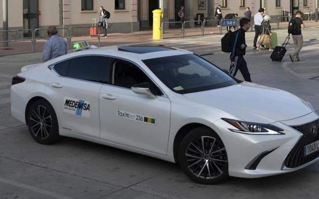 Un taxi, el jueves por la tarde en la estación de tren. Un taxi, el jueves por la tarde en la estación de tren.