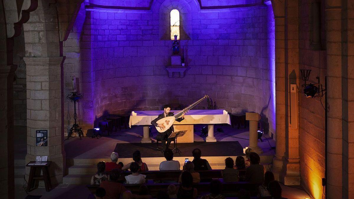 Actuación de Daniel Zapico en la iglesia de Puente la Reina.