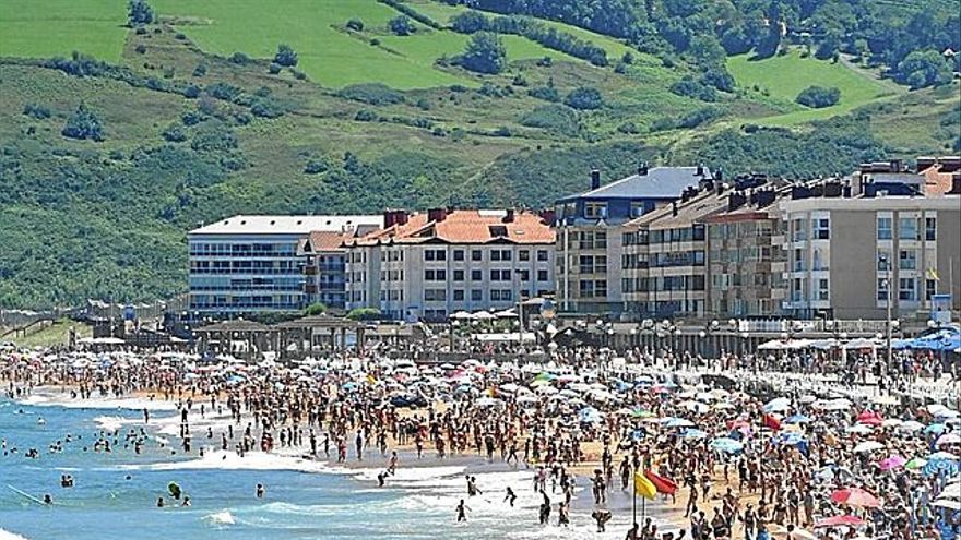 Centenares de bañistas abarrotan la playa de Zarautz.