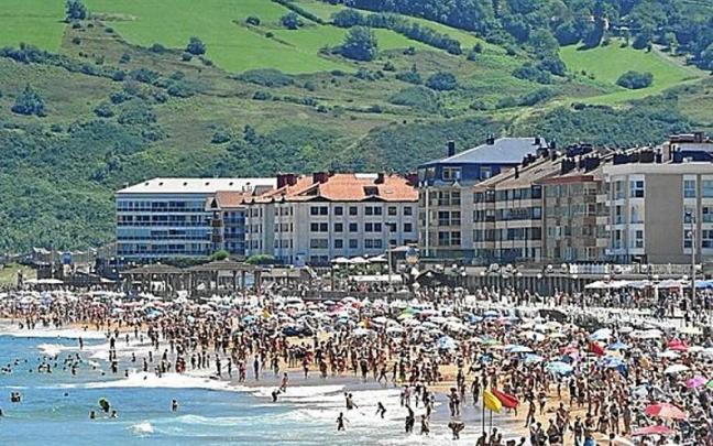 Centenares de bañistas abarrotan la playa de Zarautz. Centenares de bañistas abarrotan la playa de Zarautz.