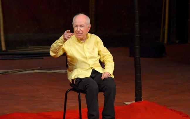 Peter Brook en el escenario del Teatro Bouffes du Nord.