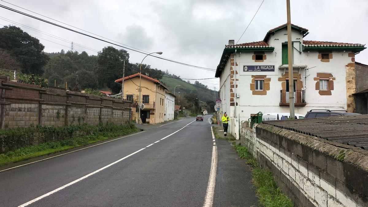 Un técnico de la empresa topográfica del estudio recorría ayer el tramo del barrio de La Rigada.