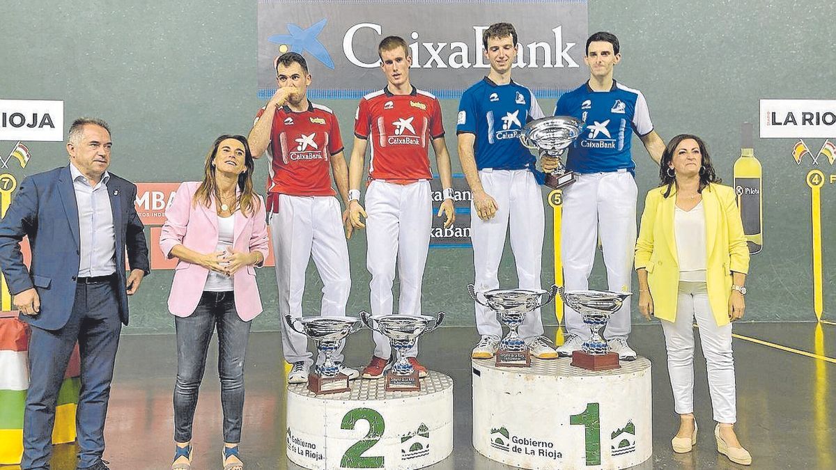 Jaka-Mariezkurrena II y Altuna III-Martija, con sus trofeos tras la final de la Feria.
