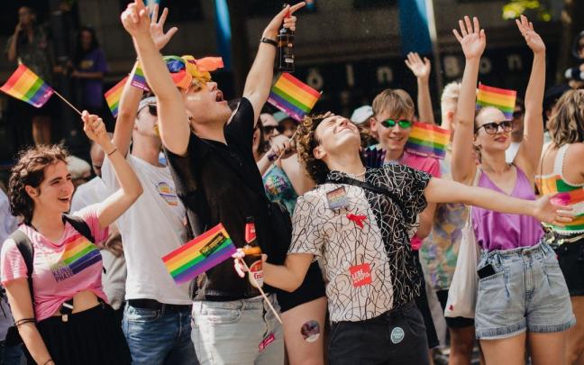 Un grupo de personas celebra el Día del Orgullo. Un grupo de personas celebra el Día del Orgullo.
