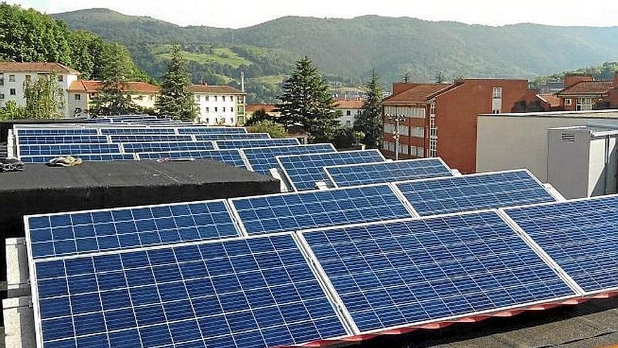 Placas fotovoltaicas en el polideportivo Galtzaraborda. | FOTO: N.G.