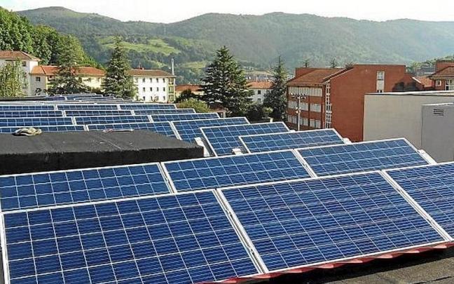 Placas fotovoltaicas en el polideportivo Galtzaraborda. | FOTO: N.G.
