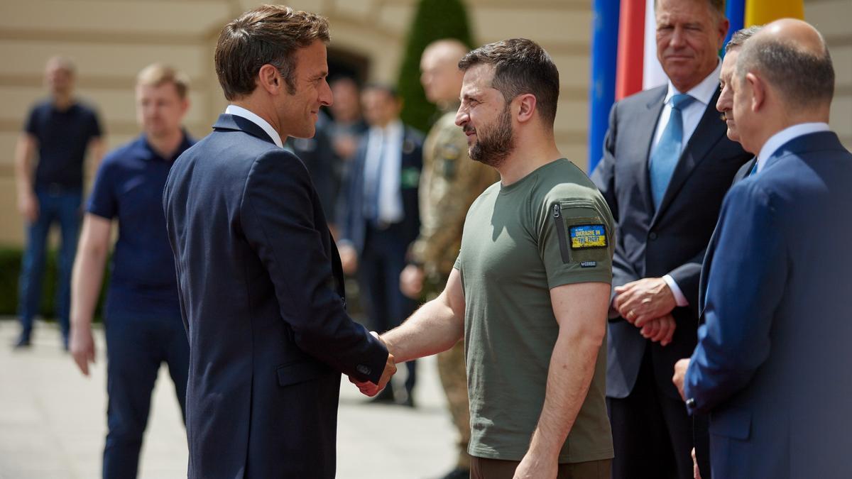El presidente de Francia, Emmanuel Macron, y el presidente de Ucrania, Volodirmir Zelenski, en un encuentro anterior.