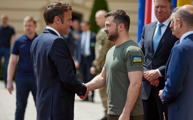El presidente de Francia, Emmanuel Macron, y el presidente de Ucrania, Volodirmir Zelenski, en un encuentro anterior.