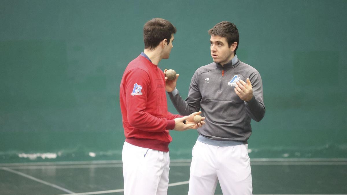 José Javier Zabaleta e Iker Irribarria conversan durante la elección de material para el partido del viernes.