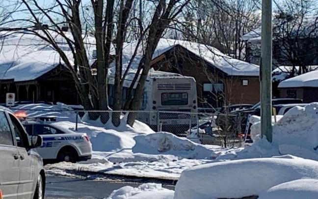 El autobús, empotrado contra el establecimiento.