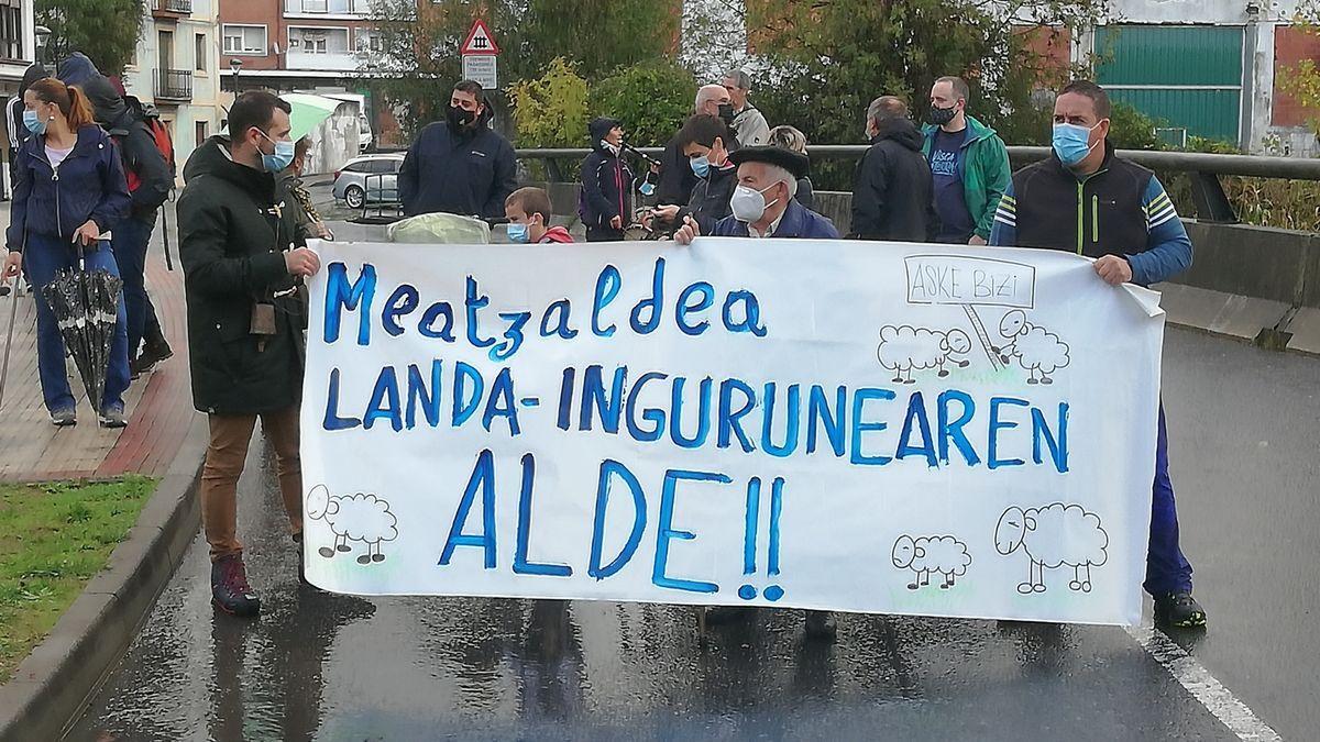 Los ganaderos de Meatzaldea no han dudado en salir a la calle para defender su postura.