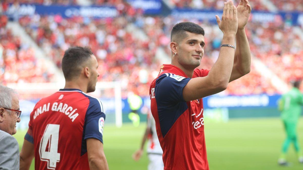 Asíer Martínez hace el saque de honor en el Osasuna-Rayo Vallecano