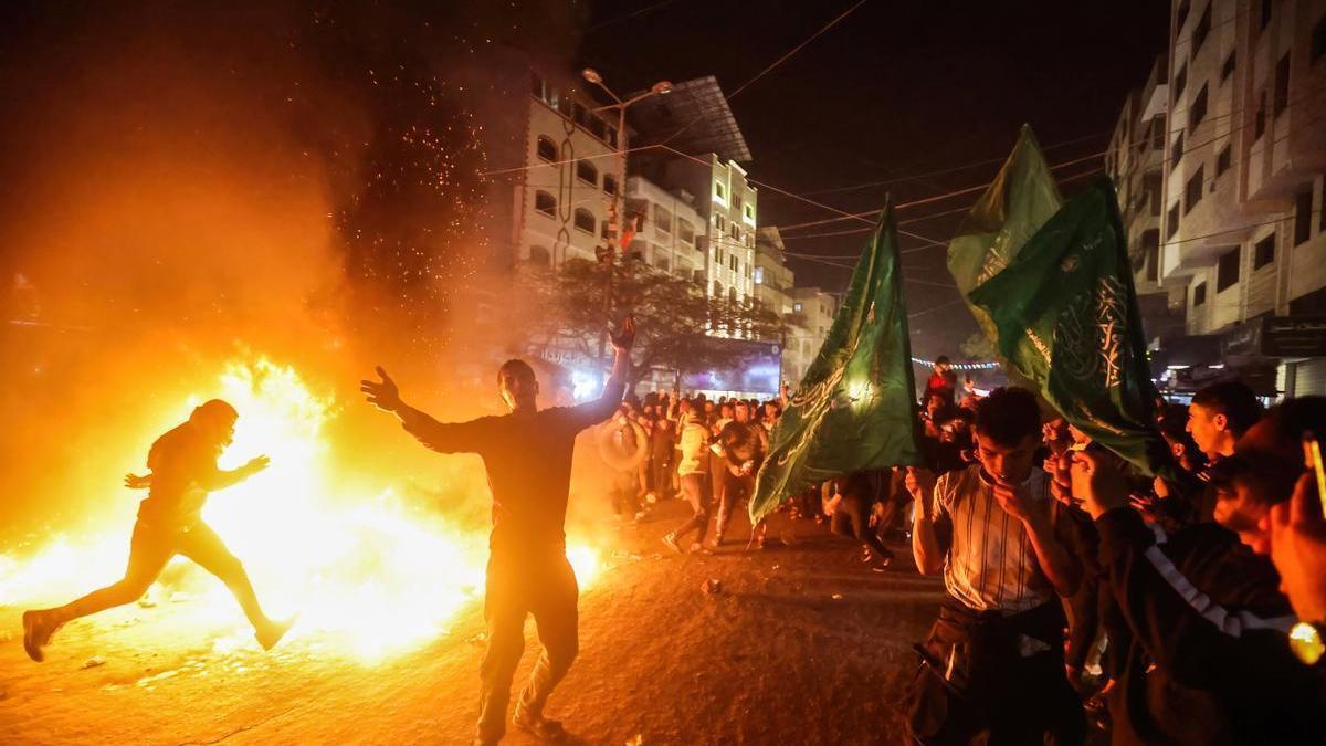 Palestinos celebran en las calles de Gaza el ataque contra una sinagoga que provocó siete muertos el pasado jueves.