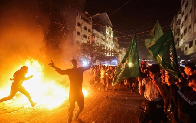 Palestinos celebran en las calles de Gaza el ataque contra una sinagoga que provocó siete muertos el pasado jueves. Palestinos celebran en las calles de Gaza el ataque contra una sinagoga que provocó siete muertos el pasado jueves.