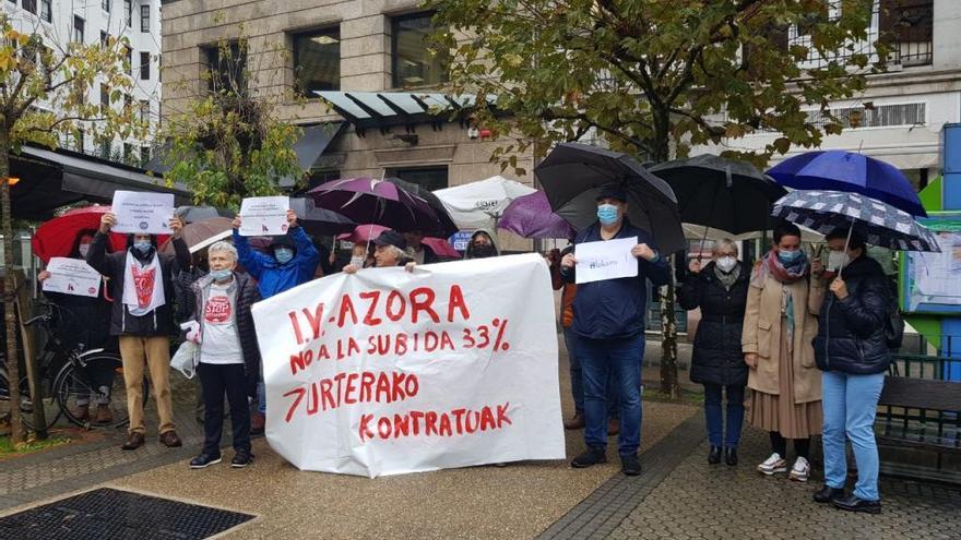 Concentración para exigir el cese de presiones del fondo Azora.